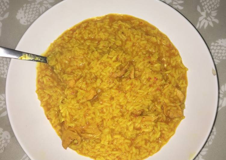 Arroz Amarillo Con Trozos De Pollo