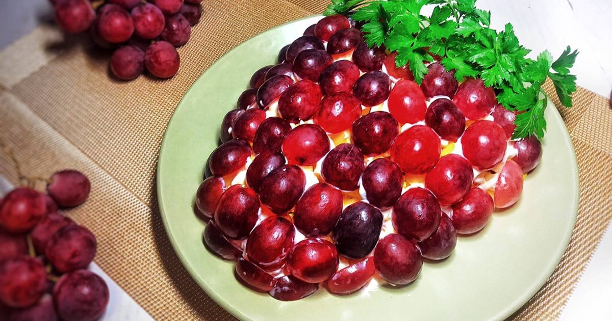 Новогодний салат Гроздь винограда с курицей