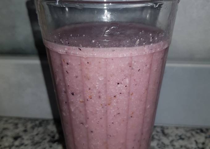 Licuado de arándanos frutillas y banana Receta de Karen Zubiaurre Cookpad