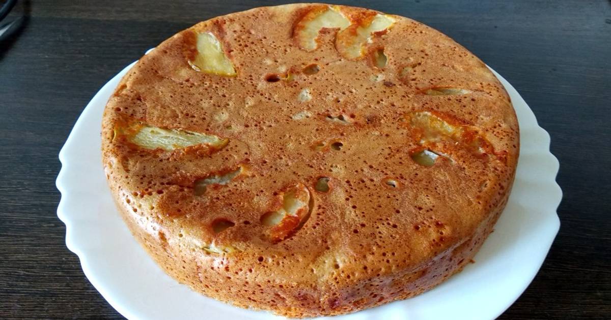 Шарлотка с яблоками и сливами