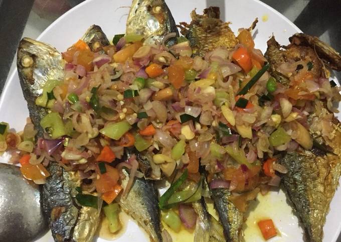 Resep Ikan Kembung Goreng Sambal Matah Oleh Mamamia S Kitchen Cookpad