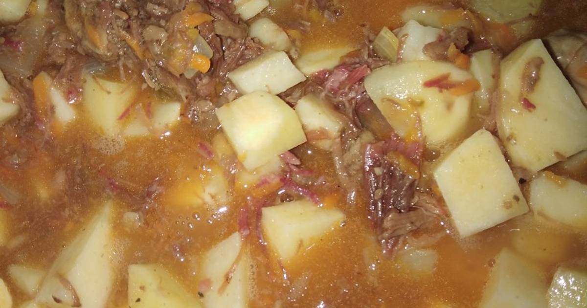 Картошка с тушенкой в кастрюле с морковью и луком рецепт с фото