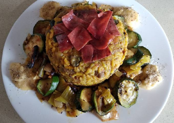 Timbal De Arroz Con Corona De Revuelto De Verduras Con Pollo Receta De