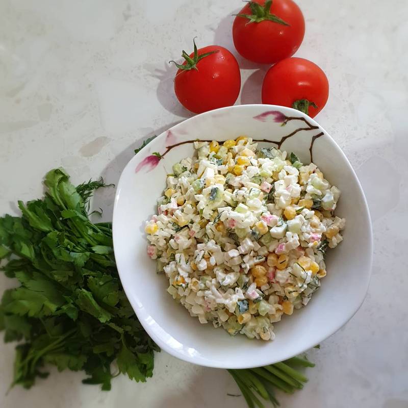 Крабовый салат с рисом и кукурузой и огурцом и яйцом рецепт пошагово с фото классический