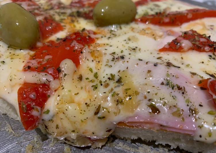 Pizza Muzarella Jam N Y Morrones Receta De Paula Cookpad