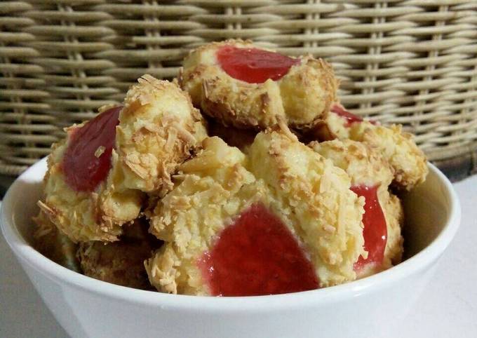 Resep Crunchy Strawberry Cheese Thumbprint Cookies Oleh Nurul Mustika