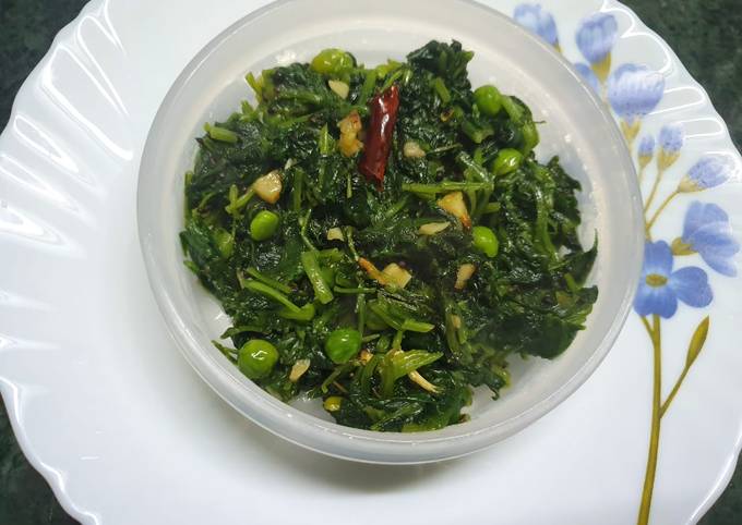 Stir Fried Spinach With Garlic And Green Peas Recipe By Kumkum