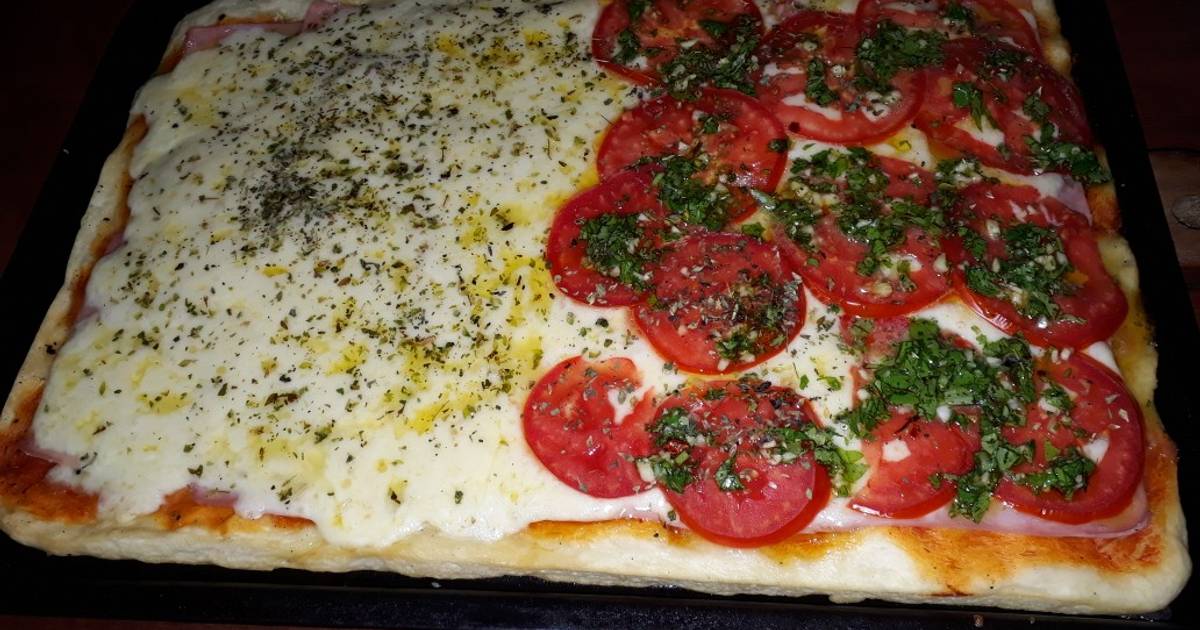 Pizza De Muzzarella Y Tomates Rectangular Receta De Dayli Cookpad