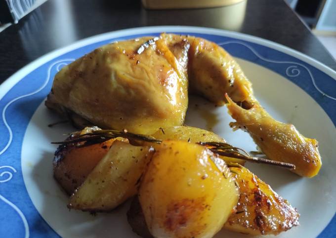 Pollo Asado al Romero con Patatas Rústicas Receta de David Márquez Cookpad