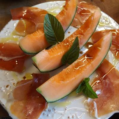 Melón y jamón ibérico con escamas de sal y balsámico Receta de Cuqui