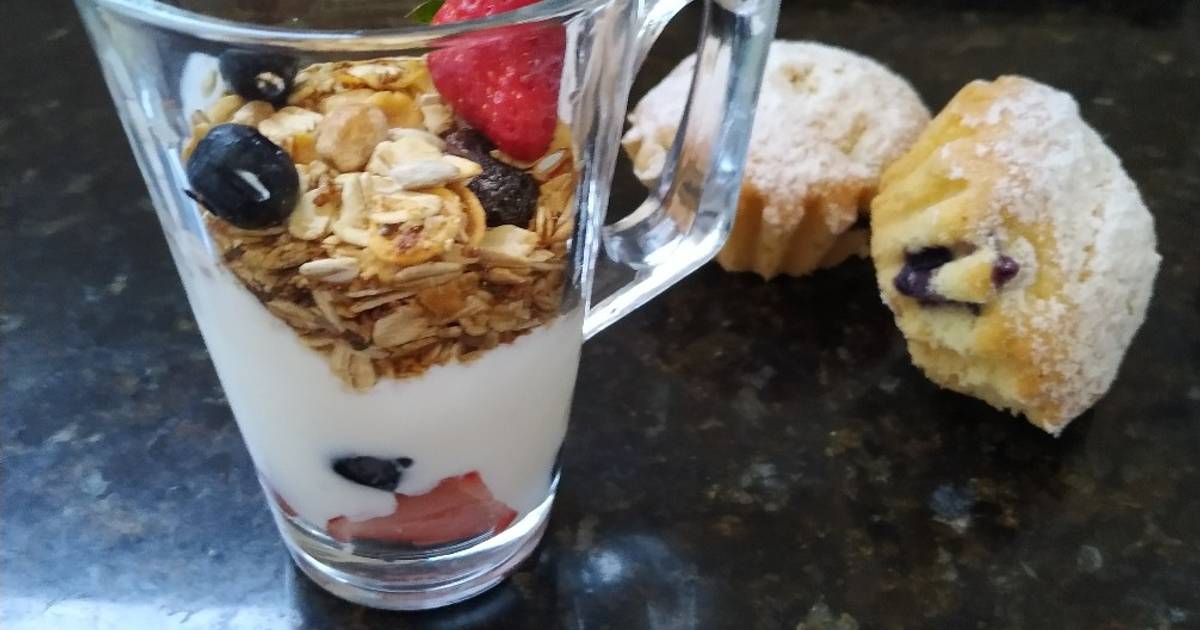 Yogur Con Granola Y Frutas Receta De Jessi B Cookpad