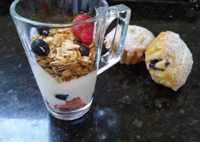 Yogur Con Granola Y Frutas Receta De Jessi B Cookpad