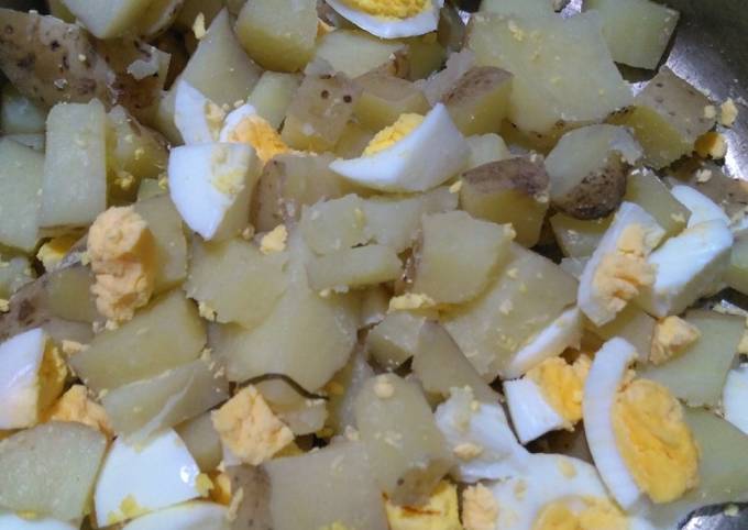 Ensalada rústica de papá con piel y huevo Receta de Mario H Davi