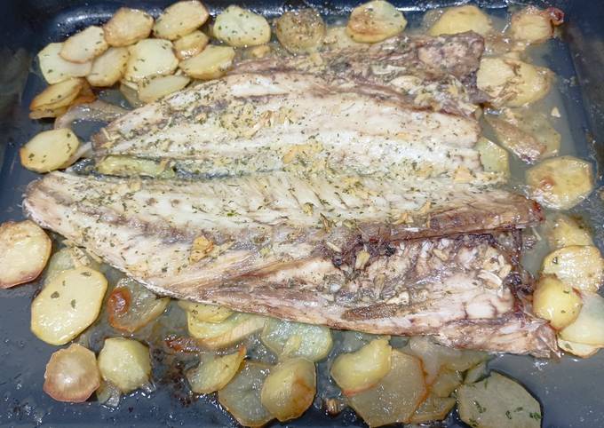 Corvina Al Horno Con Patatas Y Cebolla Receta De Jaramillo Cookpad