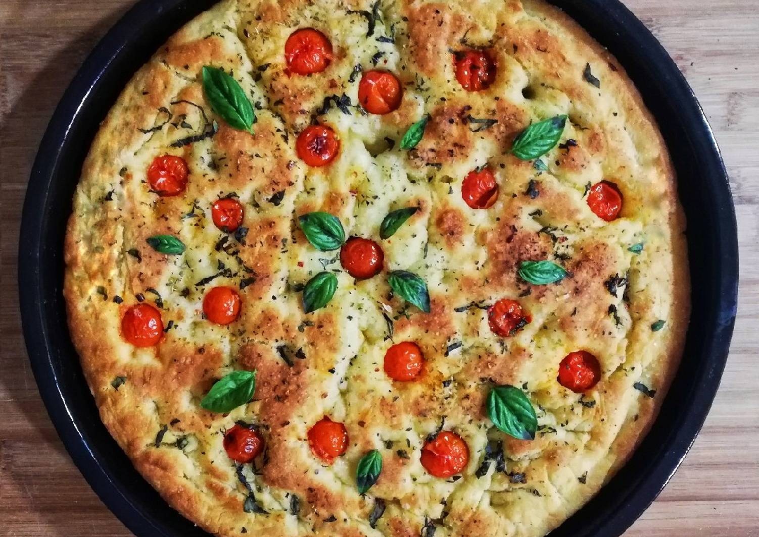 Ricetta Focaccia Con Pomodorini E Basilico Di Acasadifrancesca Cookpad