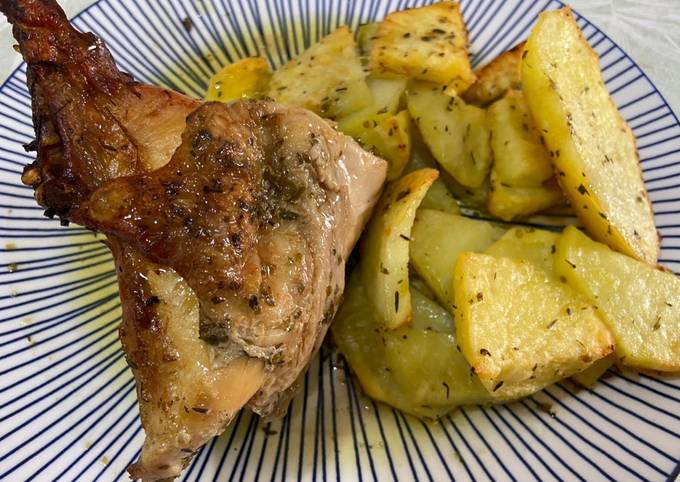 Pollo asado en horno con guarnición de patatas Receta de comida