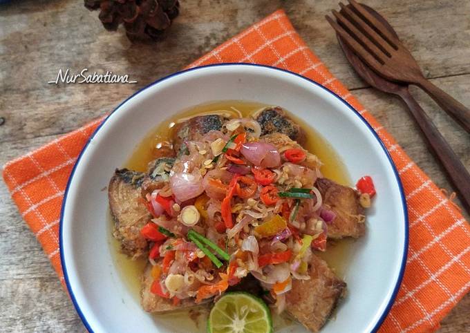 Resep Tongkol Goreng Sambal Matah Oleh Nur Sabatiana Cookpad