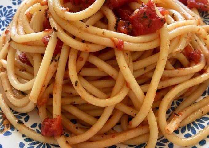 Bucatini facilísimos con tomate natural y guindilla Receta de Irene