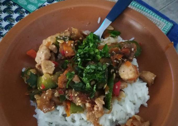 Wok de pollo y verduras con arroz Receta de Verónica González Cookpad