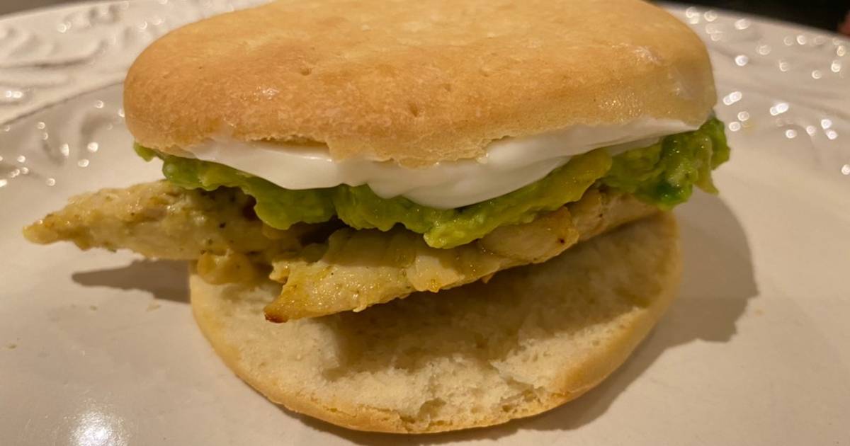 Sándwich de pollo con mayonesa y aguacate Ave Palta Mayo en Chile