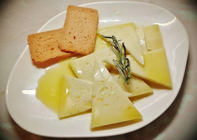 Queso Manchego En Aceite De Romero Receta De Josevillalta Cookpad