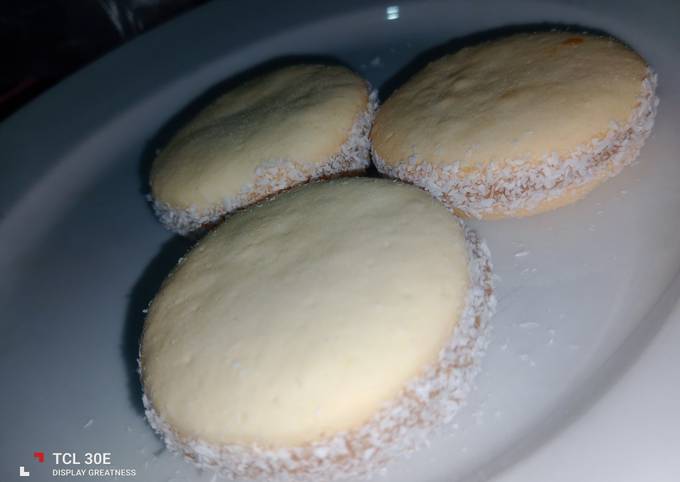 Alfajores De Maicena Con Harina Leudante Receta De Ariana Duarte Cookpad