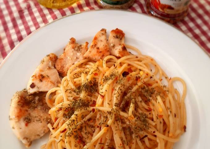 Resep Spaghetti Aglio E Olio With Grilled Chicken Oleh Yuniz Cookpad