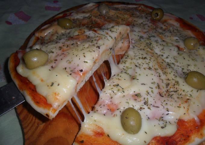 Pizza De Muzzarella Y Aceitunas Receta De Norali Cookpad