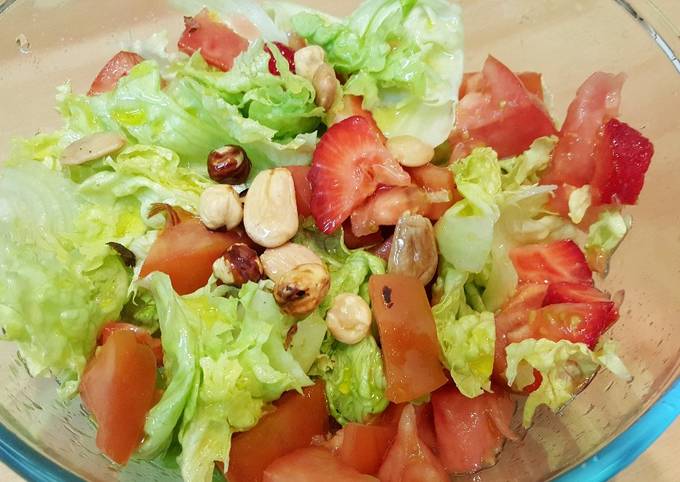 Ensalada Con Fresas Y Frutos Secos Receta De Milandebrera Cookpad