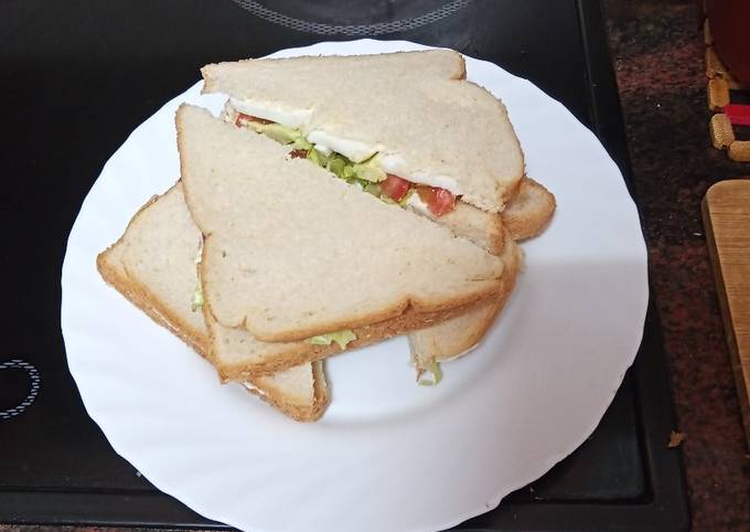 Sándwich vegetal con aguacate y huevo duro para 2 Receta de Ariel