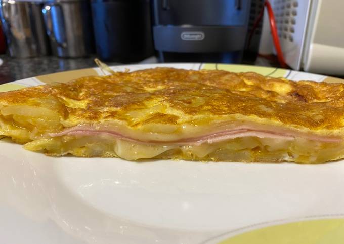 Tortilla de patatas rellena de jamón y queso Receta de C Medina Cookpad