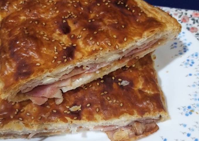 Empanada de hojaldre con bacon jamón ahumados y queso rulo Receta de