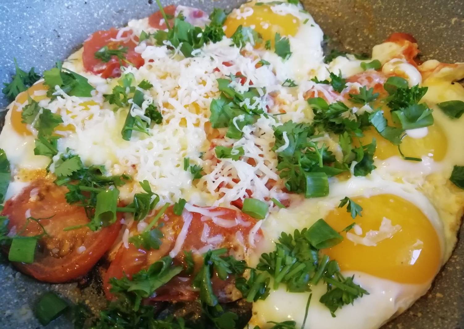 Яичница с помидорами и сыром и зеленью