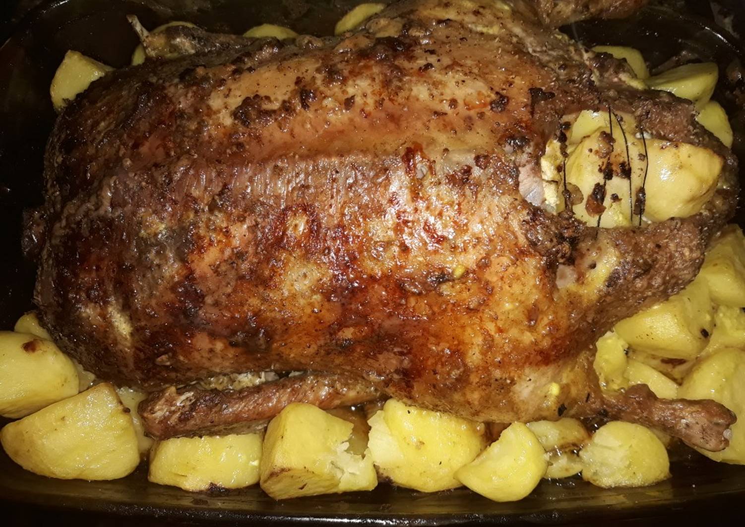 Жареная утка в духовке с картошкой