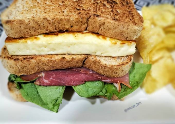 Sándwich de jamón ahumado con espinacas y queso al grill Receta de