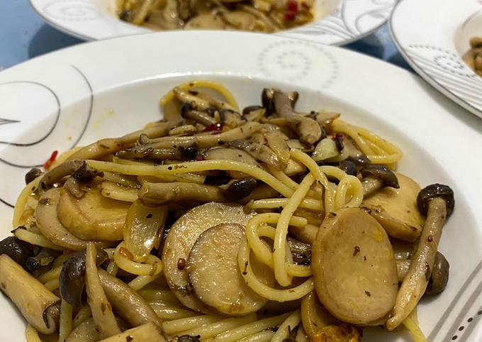 Resep Spaghetti Mushroom Aglio Olio Oleh Sherlin Cookpad