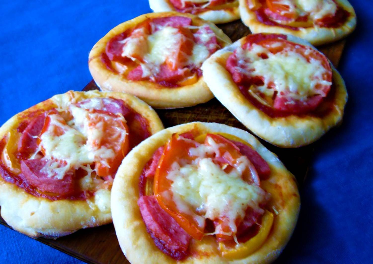 мини пицца в духовке из дрожжевого теста с колбасой и сыром рецепт пошаговый фото 40
