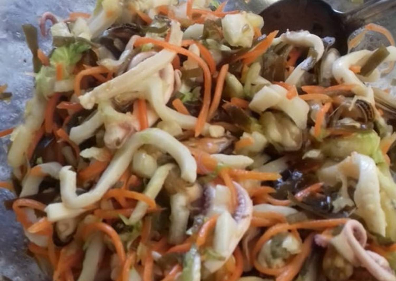 Салат с пекинской капустой и кальмарами без майонеза
