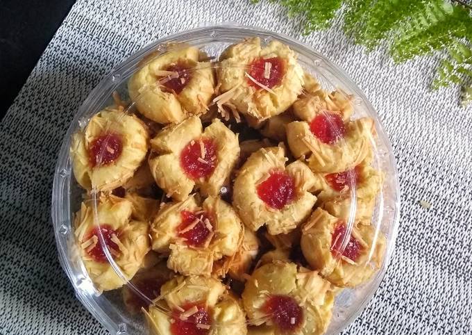 Resep Strawberry Cheese Thumbprint Cookies Oleh Wati Wartini Cookpad