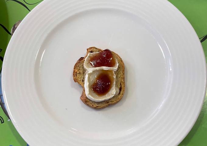 Tosta De Pan De Pasas Con Queso De Cabra Y Mermelada De Tomate Receta