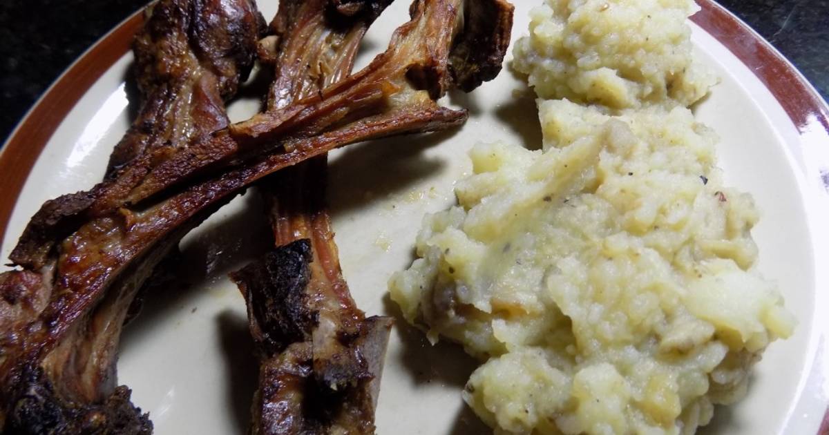 Costillas de cordero con puré rústico de papas y berenjenas ahumadas