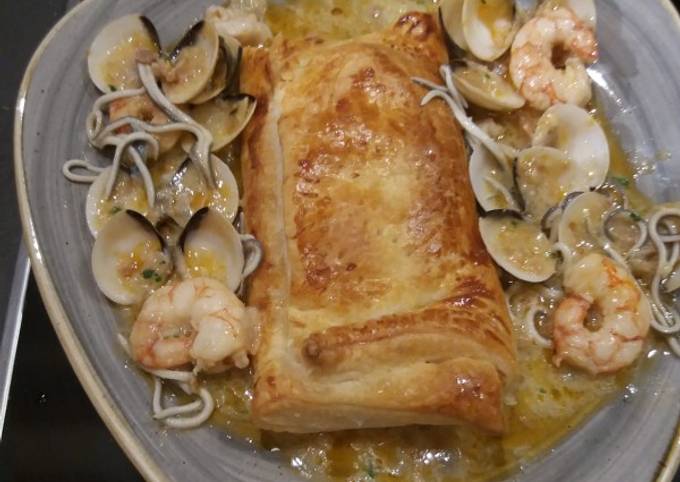 Lomos De Merluza En Hojaldre Con Gulas Almejas Y Gambones Receta De