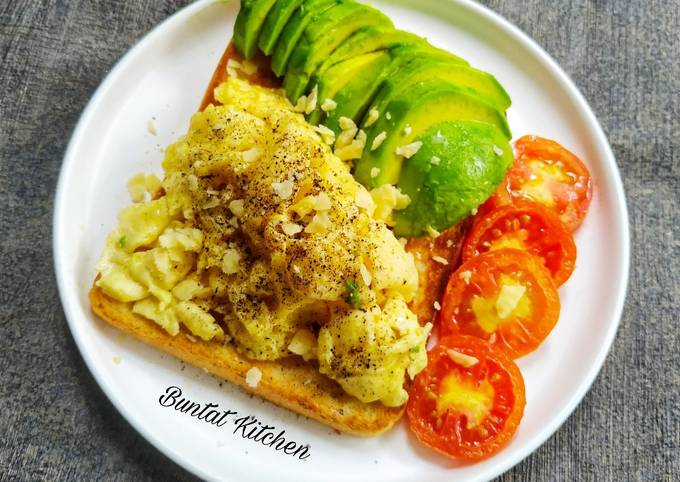 Resep Toast Scramble Egg With Avocado Oleh Buntat Kitchen Cookpad