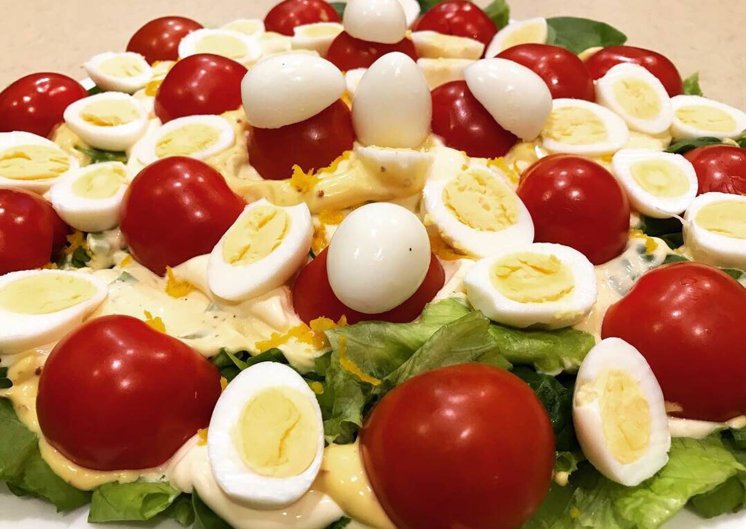 Салат с черри и перепелиными яйцами