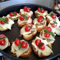 Pesto Bruschetta Recipe by Nessa620 - Cookpad