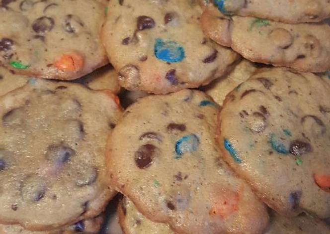 Resep Delicious Chewy Chocolate Chip and M&M Cookies