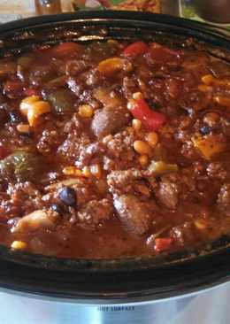 picture of vegetable chili with side of sour cream