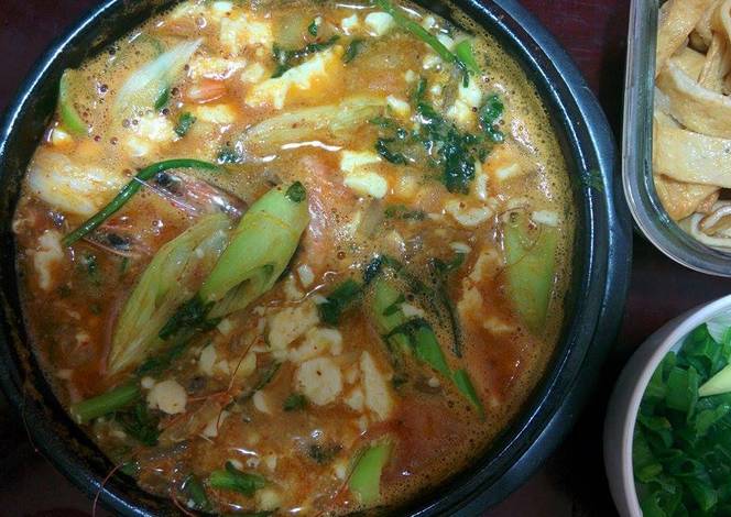 Resep Sundubu Jjigae (Spicy Tofu Stew) Resep Sundubu Jjigae (Spicy Tofu Stew)