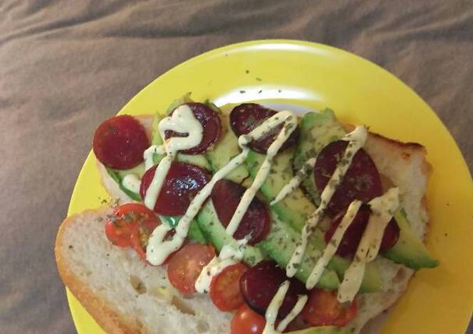 Resep Mediteranean Avocado, Sausage, and Tomato Sandwich