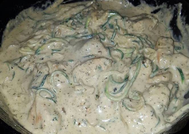 Resep Zucchini Noodles with Pesto Chicken and Garlic Alfredo sauce